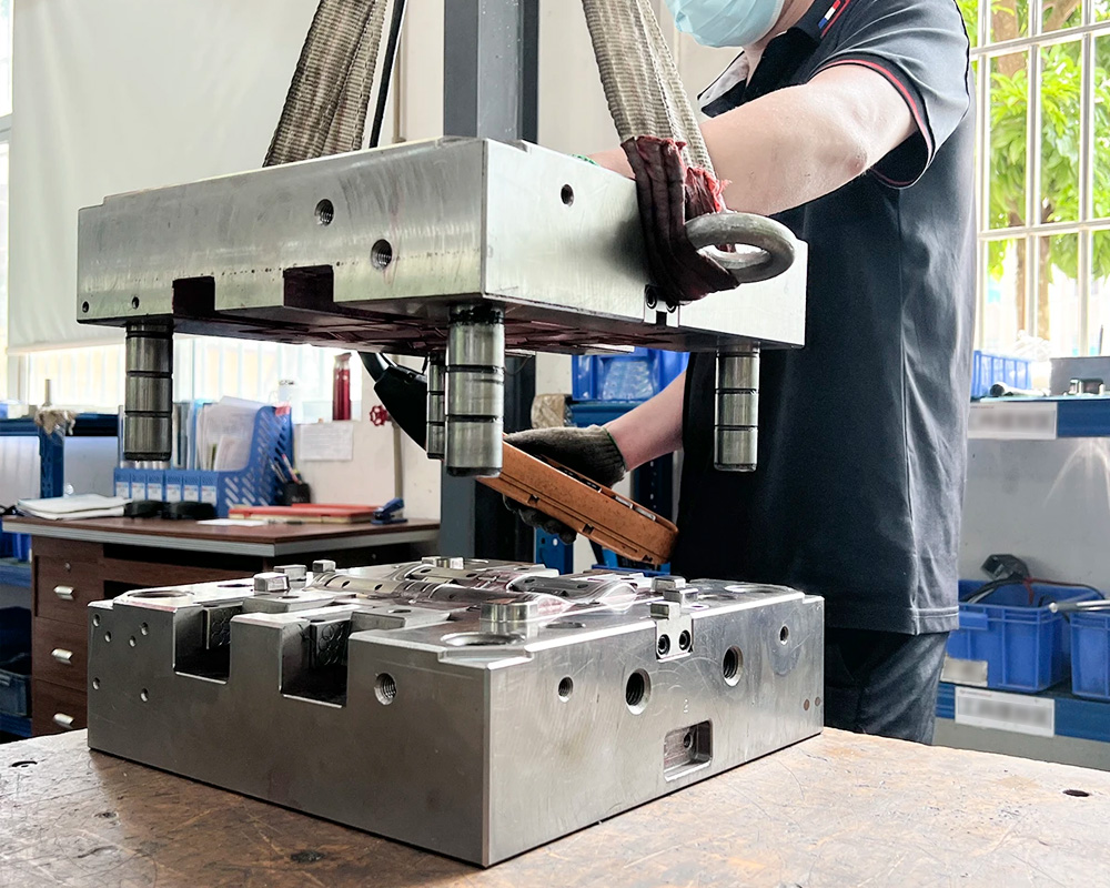 Mantenimiento de moldes, Moldes de inyección de plástico, Reparación de moldes industriales, Limpieza de moldes de acero, Ajuste de moldes de inyección, Mantenimiento preventivo y correctivo de moldes de inyección, Taller de moldes para inyección de plástico en Celaya, Reparación de cavidades y sistemas de colada caliente, Optimización de vida útil de moldes industriales, Limpieza ultrasónica y técnica de moldes para plástico, Servicio de ajuste y pulido de moldes en el Bajío